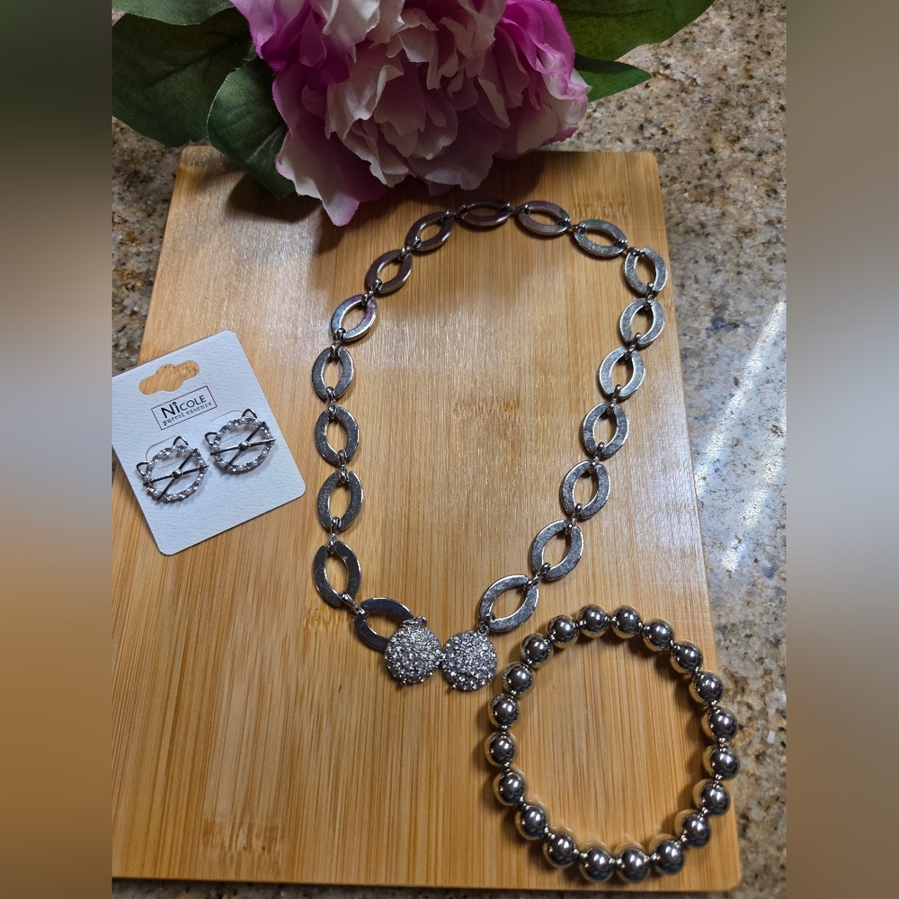 Silver Jewelry Set With Rhinestones